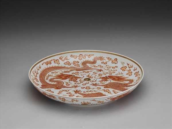 描紅雙龍戲珠紋盤