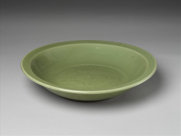 青瓷劃花番蓮紋盤