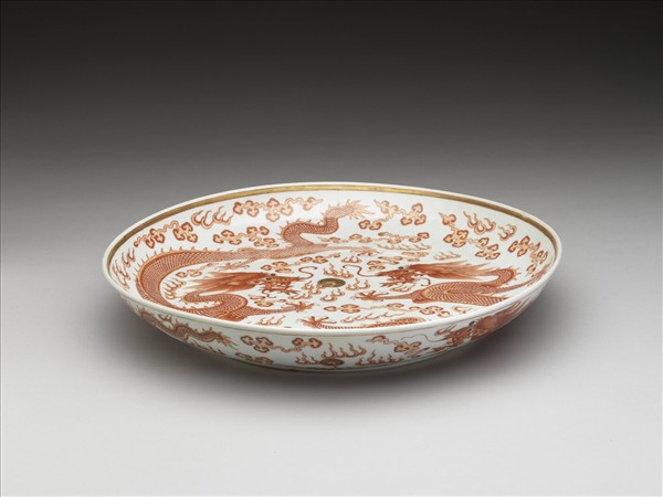 描紅雙龍戲珠紋盤