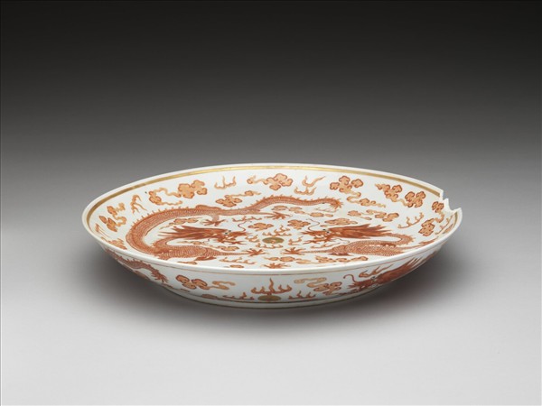 描紅雙龍戲珠紋盤