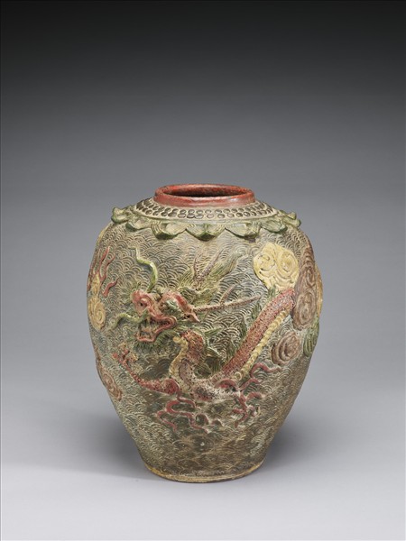 安南凸雕五彩雲龍紋罎