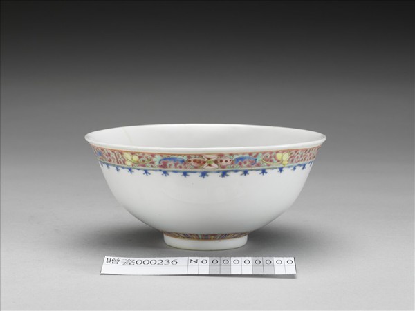 粉彩花卉紋碗