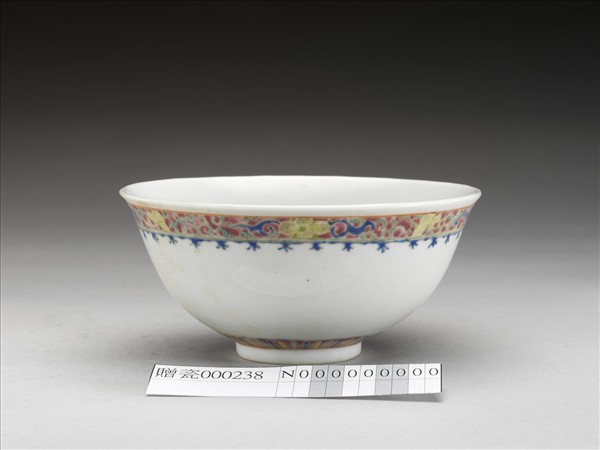 粉彩花卉紋碗