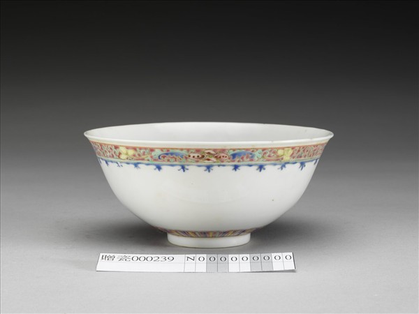 粉彩花卉紋碗
