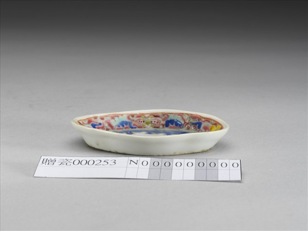 粉彩花卉紋海棠式碟