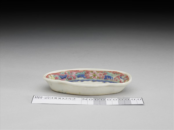 粉彩花卉紋海棠式碟