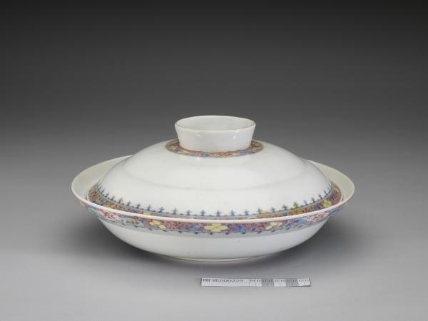 粉彩花卉紋蓋碗