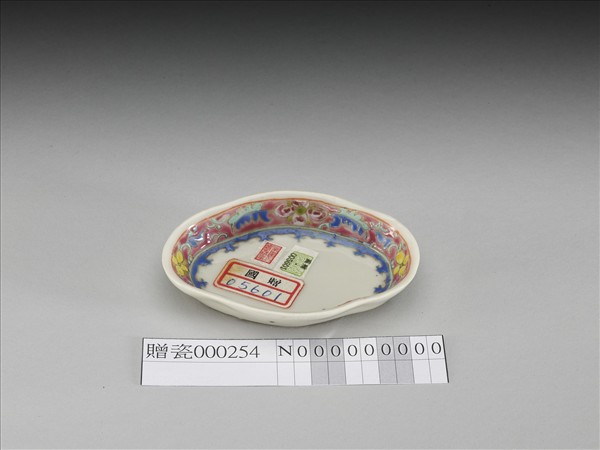 粉彩花卉紋海棠式碟