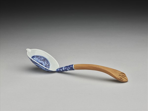 木柄青花龍紋匙