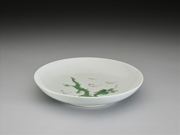 雕填綠龍紋盤