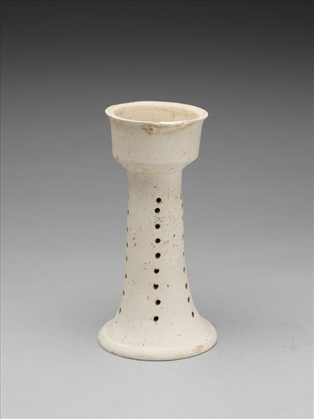 白陶鏤孔高足杯