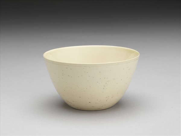 彭窯 白瓷劃花玉蘭紋杯