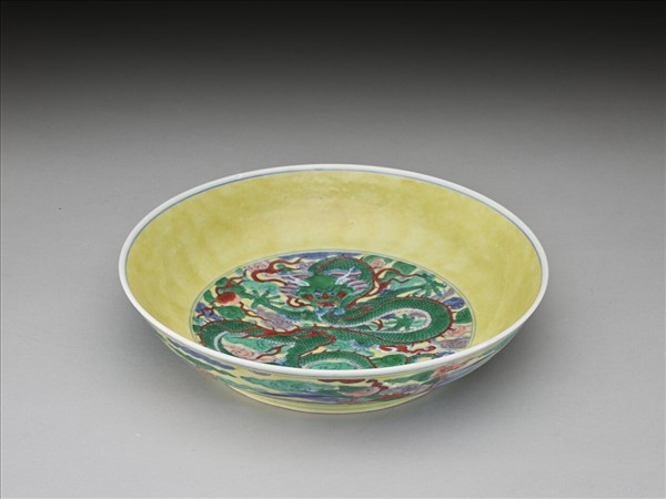 黃地五彩龍紋盤