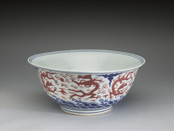 青花描紅九龍紋碗