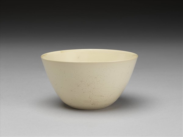 霍州窯 白瓷暗花番蓮紋碗