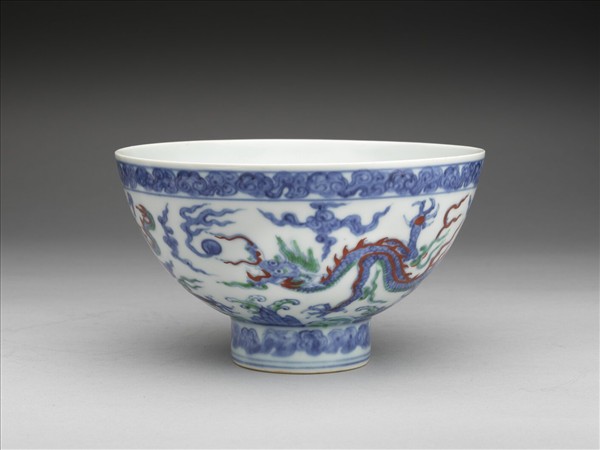 青花紅綠彩雲龍紋高圈足碗