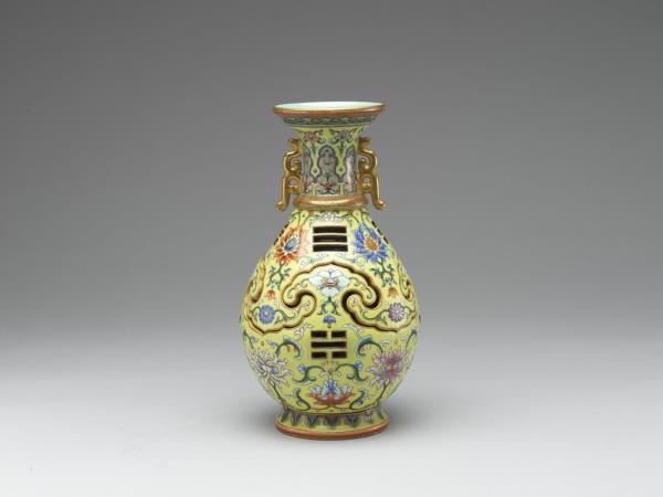 粉彩黃地八卦如意轉心套瓶