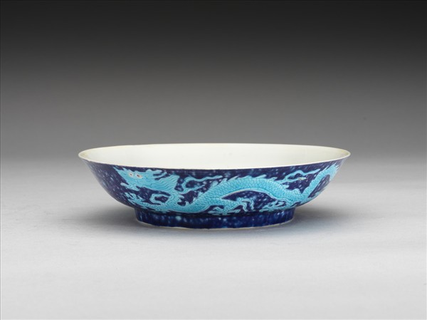 灑藍地孔雀綠釉雲龍紋盤