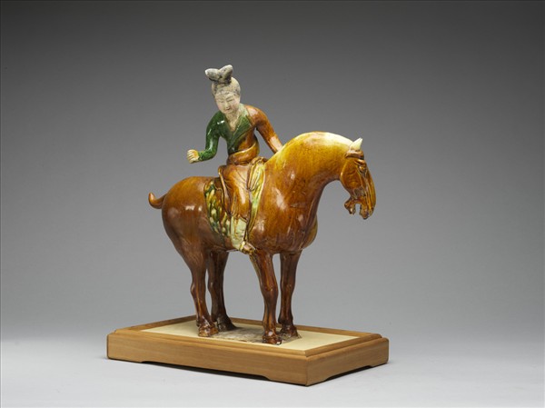 三彩打馬球俑