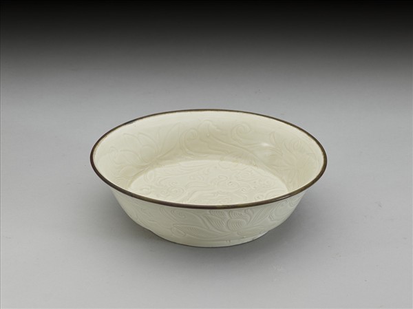 定窯 白瓷劃花蟠螭紋折腰碗