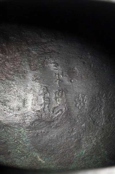 嵌金銀獸面紋卣