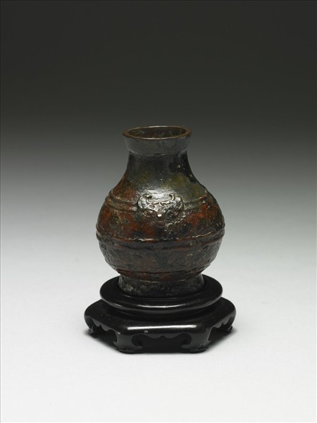 仿古銅弦紋雙耳壺