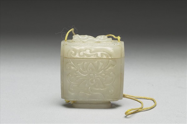 玉番蓮紋貫耳穿帶盒