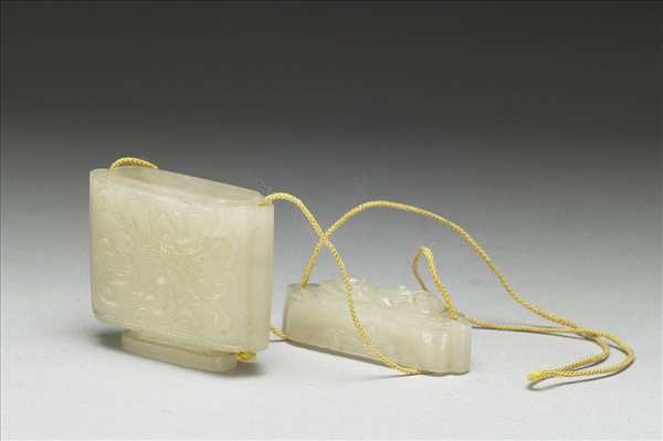 玉番蓮紋貫耳穿帶盒