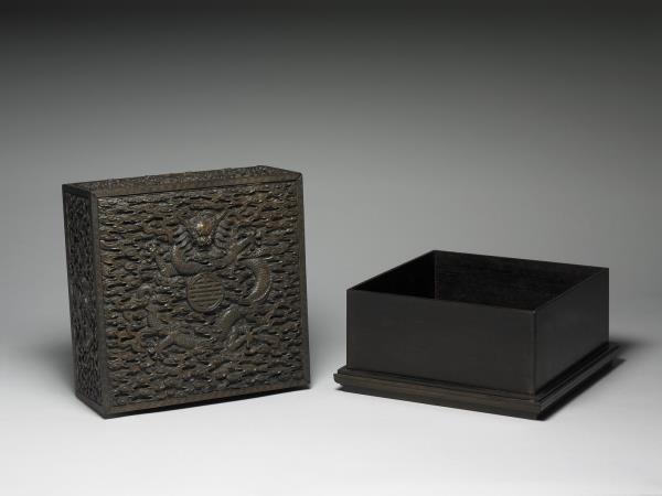 紫檀雕蟠龍方盒百什件