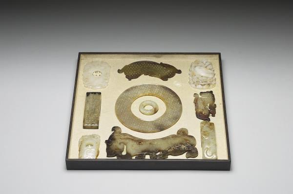 紫檀雕蟠龍方盒百什件