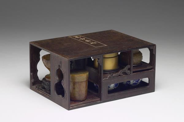 紫檀雕蟠龍方盒百什件