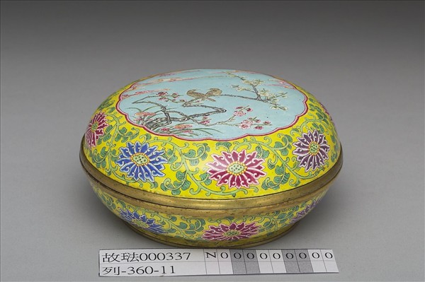 銅胎畫琺瑯梅禽紋扁圓盒