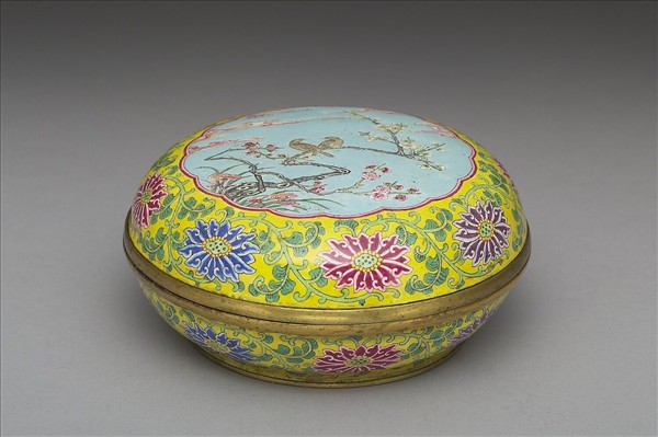 銅胎畫琺瑯梅禽紋扁圓盒