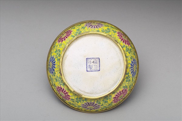 銅胎畫琺瑯梅禽紋扁圓盒