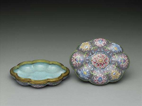 銅胎畫琺瑯海棠式盒