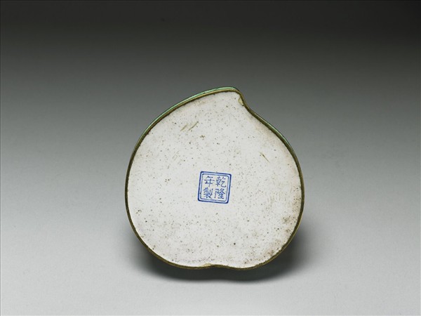 銅胎畫琺瑯桃形盒