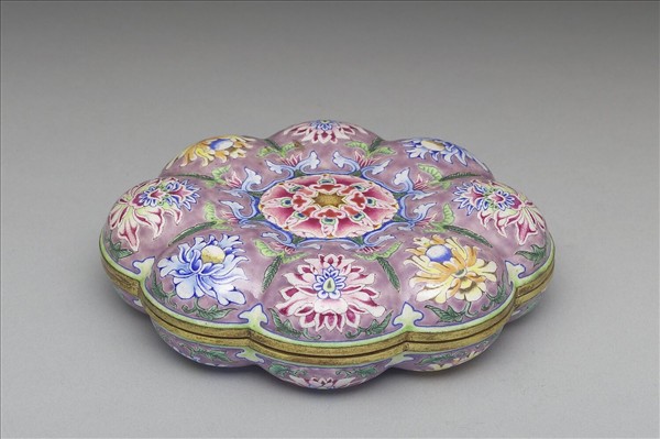 銅胎畫琺瑯海棠式盒