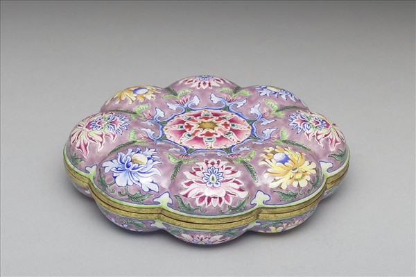 銅胎畫琺瑯海棠式盒