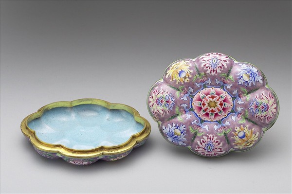 銅胎畫琺瑯海棠式盒