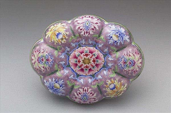 銅胎畫琺瑯海棠式盒