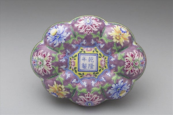 銅胎畫琺瑯海棠式盒