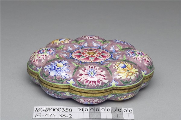 銅胎畫琺瑯海棠式盒