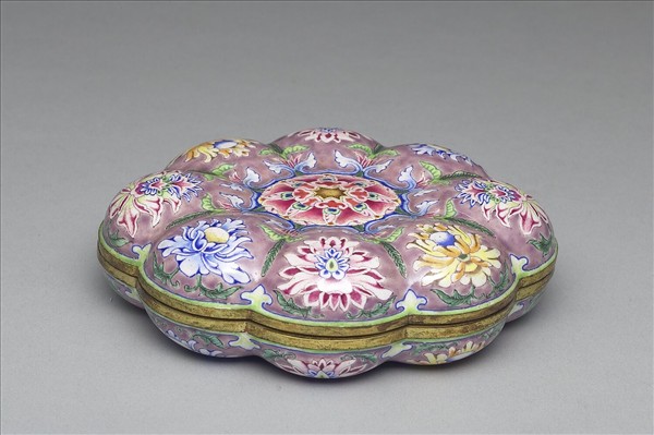 銅胎畫琺瑯海棠式盒