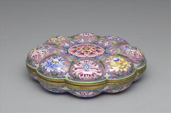 銅胎畫琺瑯海棠式盒