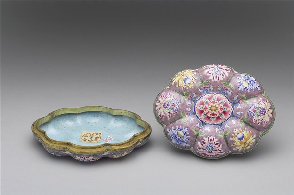 銅胎畫琺瑯海棠式盒