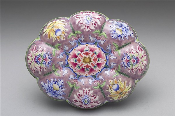 銅胎畫琺瑯海棠式盒