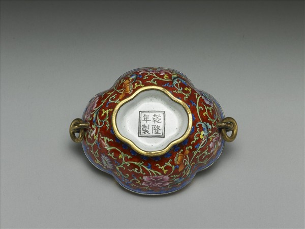 銅胎畫琺瑯海棠式盒