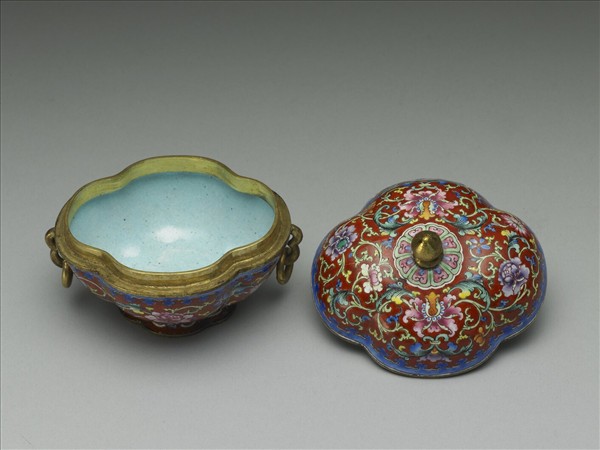 銅胎畫琺瑯海棠式盒