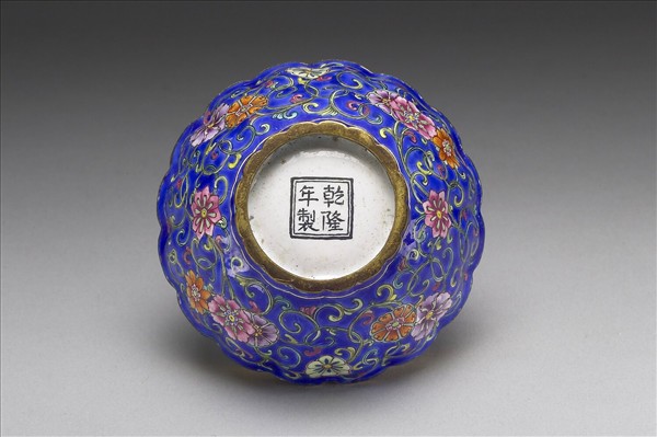 銅胎畫琺瑯菊瓣式盒