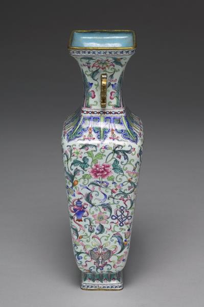 銅胎畫琺瑯西洋人物圖雲耳瓶